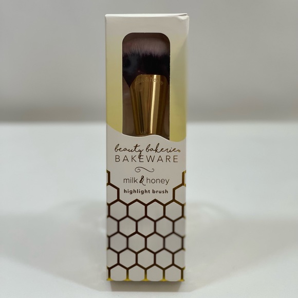 BEAUTY BAKERIE MILK & HONEY HIGHLIGHTING PALETTE & BRUSH - Picture 8 of 10